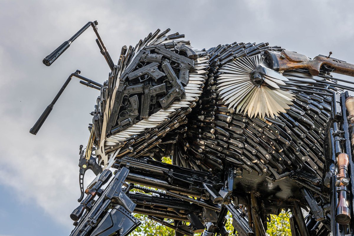 🐝 The Anti-Violence Bee Monument visit officially starts today! 🐝 📅 Thursday 2nd until Thursday 30th May 2024 📌 Memorial Square, CW1 2BJ ➡ crewetowncouncil.gov.uk/whats-on-event… #AntiViolenceBeeCrewe #Crewe Photo credits: Peter Robinson.