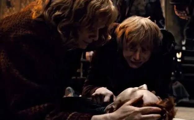 2 Mayıs 1998: Fred Weasley, Hogwarts Savaşı'nda kardeşi Percy'nin yanında savaşırken bir patlama sonucu öldü.