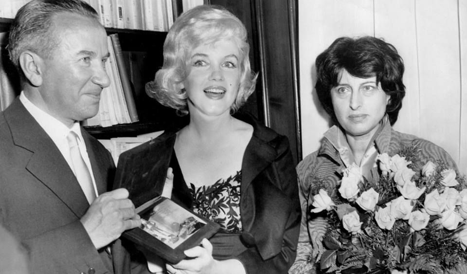 Domani ci sarà la consegna dei David di Donatello, gli Oscar italiani, ma in pochi sanno che nel 1958 anche Marilyn Monroe vinse quel premio per il film 'Il principe e la ballerina'. Il premio le fu consegnato in America da Anna Magnani che le disse all'orecchio: 'Te lo meriti'.