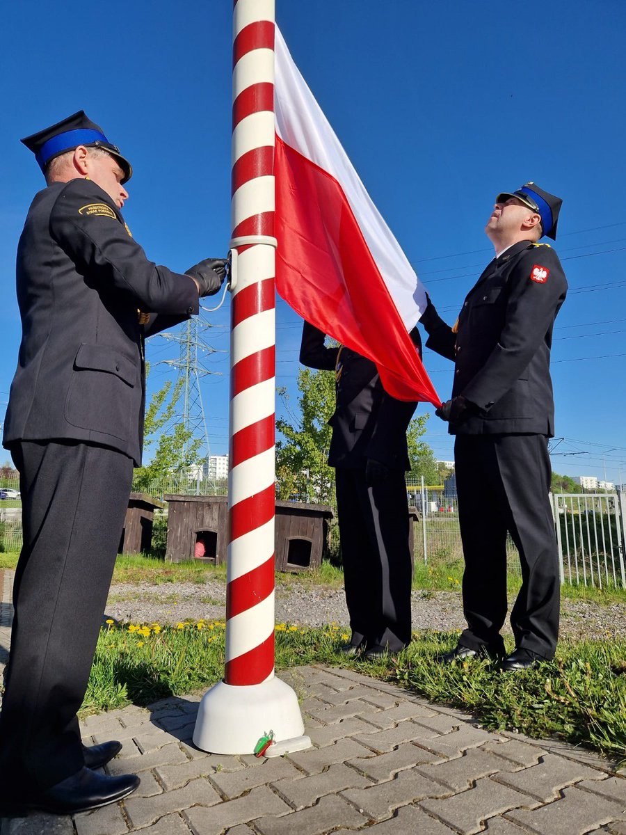 🇵🇱 Z okazji Dnia Flagi Rzeczypospolitej Polskiej na wszystkich JRG KM PSP w Gdańsku dokonano jej uroczystego podniesienia 🇵🇱 #Dzieńflagi 🫡 <a href="/KW_PSP_GDANSK/">KW PSP Gdańsk</a> <a href="/KGPSP/">Państwowa Straż Pożarna</a> <a href="/RadioGdansk/">Radio Gdańsk</a>