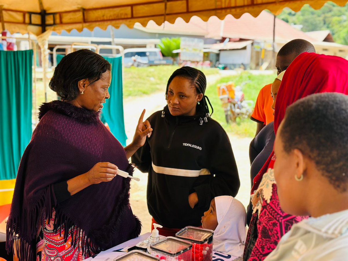 To sensitize communities on the importance of knowing their #HIV status, @USAID Afya Yangu (My Health) Northern project coordinated a community campaign in Mpwapwa DC, Mashujaa market to help individuals practice positive health seeking behaviors. @EGPAF_Africa @wizara_afyatz