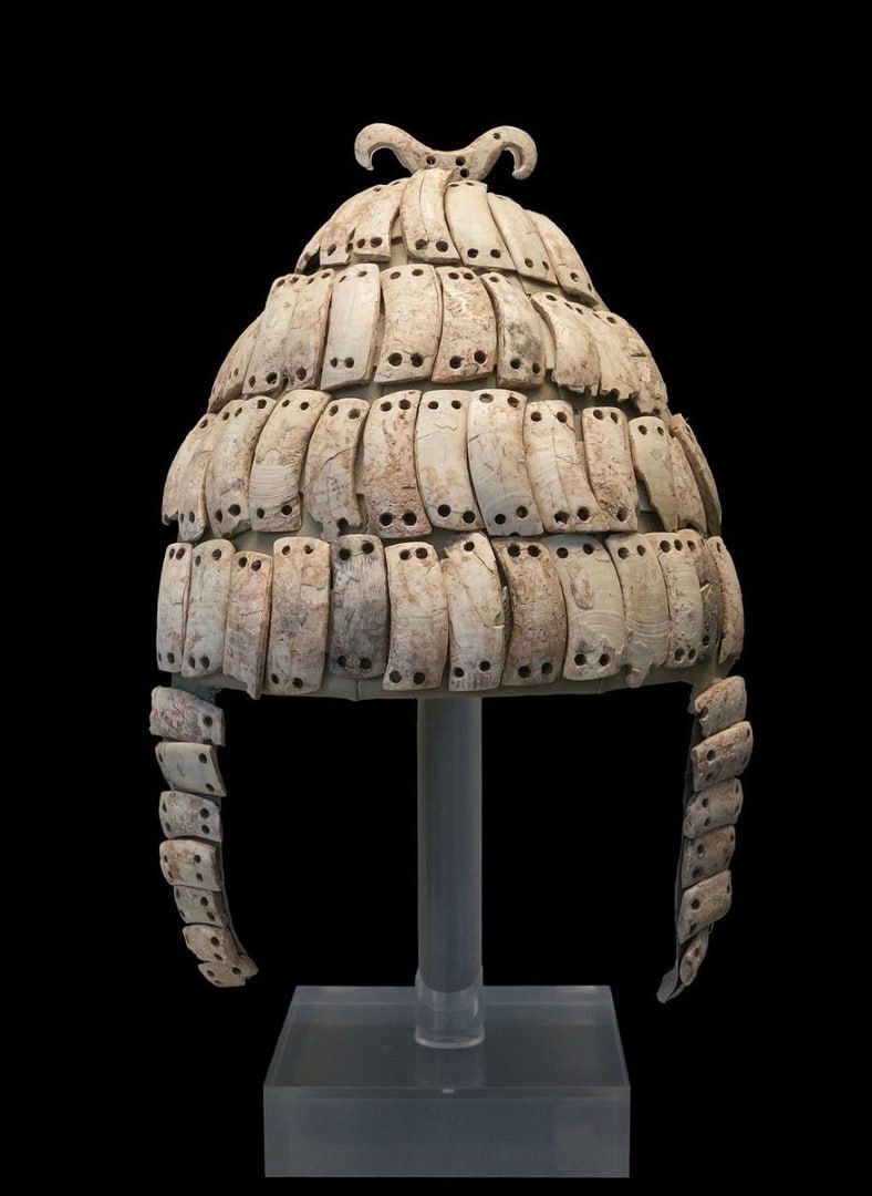 Les guerriers grecs auraient pu combattre avec de tels casques lors de la célèbre guerre de Troie. Casque mycénien en défense de sanglier, Mycènes, 14e siècle avant JC. Exposé au Musée Archéologique National d'Athènes.