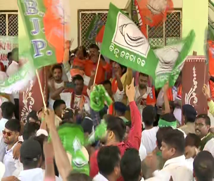 #OdishaElections2024 | Tension erupts at Khordha Collectorate after BJP and BJD workers resort to intense sloganeering during nomination filing by #Bhubaneswar MP candidates Aparajita Sarangi (BJP) and Manmath Routray (BJD); police on the spot

#Odisha #OdishaElectionsWithOTV…