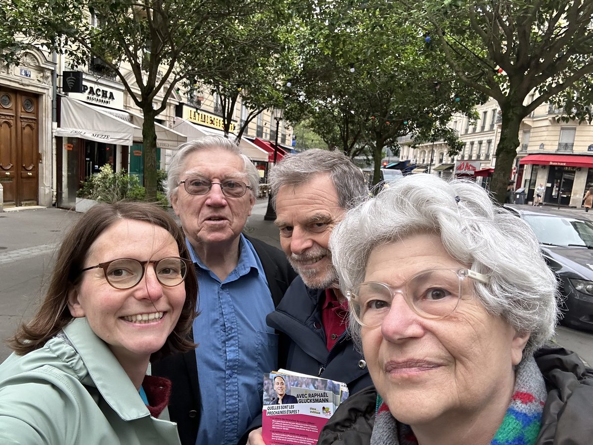 Ce matin, on continue ! 
Devant les écoles Poissy et Pontoise, pour ⁦@rglucks1⁩ à #Paris5. 
Pour une démocratie européenne approfondie, pour assurer une véritable transition énergétique et écologique, pour donner corps à une Europe de La Défense.