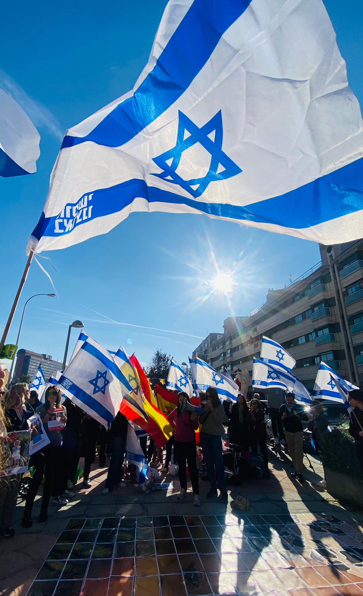 Madrid no olvida a los 133 rehenes que todavía siguen secuestrados por la organización terrorista Hamas. Seguimos exigiendo la liberación inmediata de todos ellos para que regresen a nuestro lado. ¡Todos unidos con Israel! ¡Am Israel Jai! #BringThemHomeNow