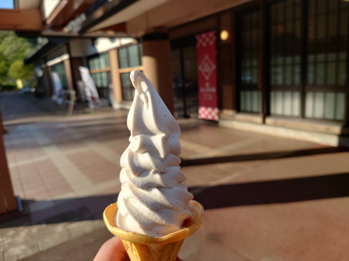 仕事納めて、風呂入ってからのソフトクリームは格別だ🍦😋

さぁ、これから太陽追っかけるぞ☀️🚙💨

#道の駅　#雫石あねっこ　#温泉　#雫石町　#岩手