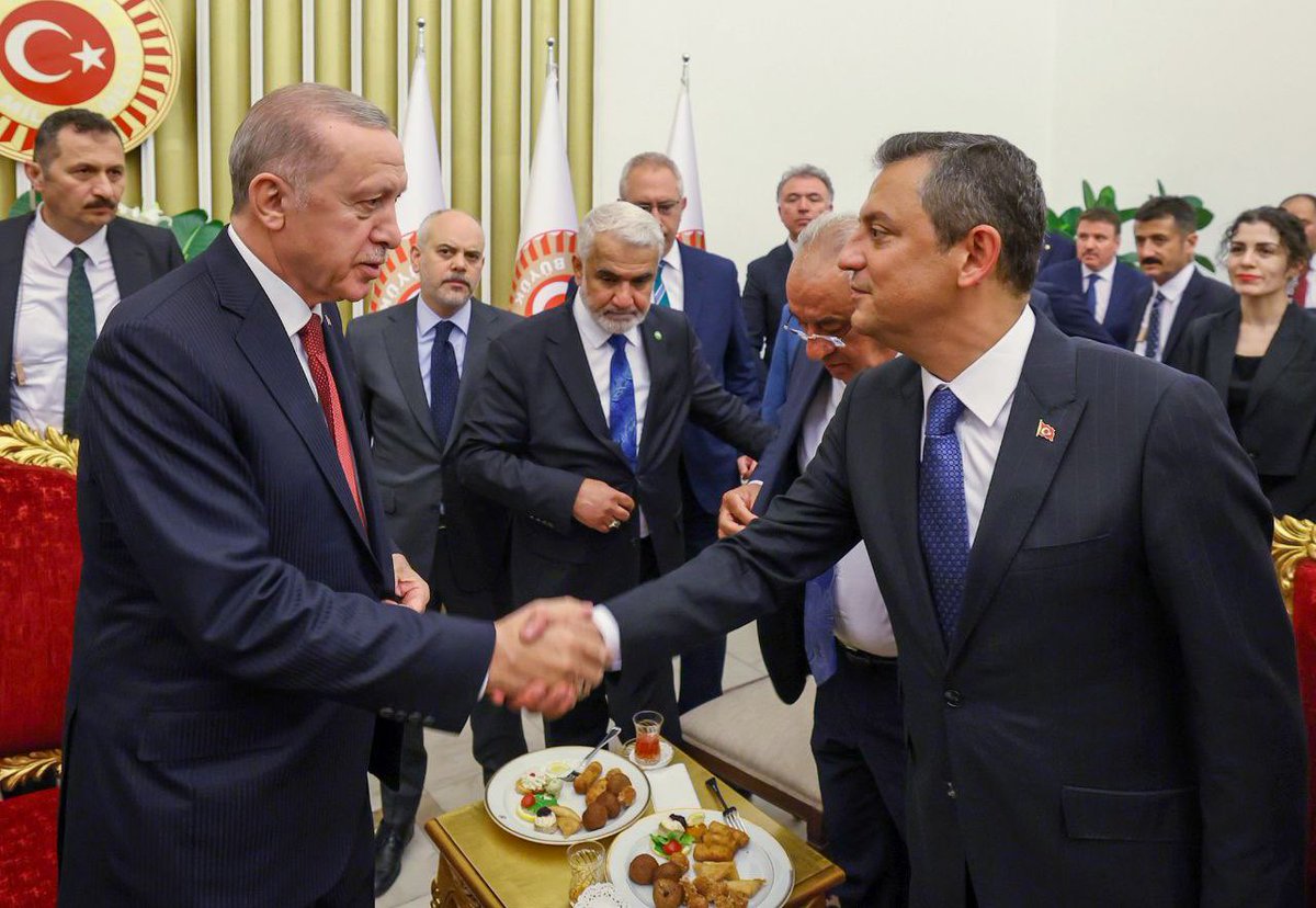 CHP Genel Başkanı Özgür Özel, bugün saat 16.00'da Cumhurbaşkanı Erdoğan'ı ziyaret edecek.