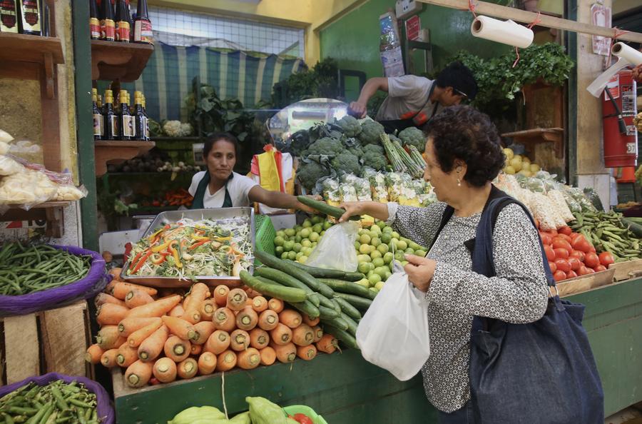 Perú acumuló una inflación del 1,36 por ciento en los primeros cuatro meses del presente año, al registrar el Índice de Precios al Consumidor a nivel nacional una disminución del 0,01 por ciento en abril, informó el miércoles el INEI xhtxs.cn/S9Y