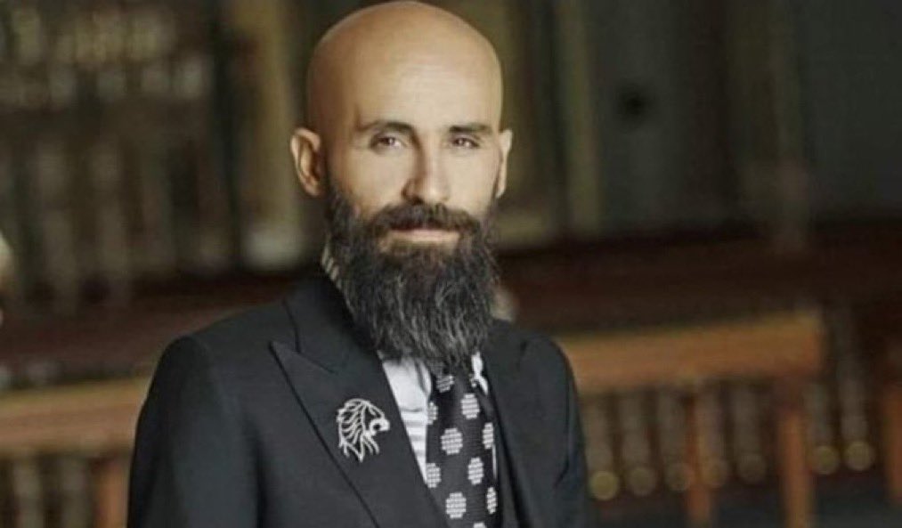 Bahattin Demirbilek. Kişisel serveti 10 milyar dolar. Koç Holding'in toplam serveti 3.5-4 milyar dolar. Bu adam Ali Koç'a sadaka verir. Fanatik Galatasaraylı, öyle ki oğlunun adı bile Aslan. Camianın bir araya gelip bu adamı başkanlık için ikna etmesi lazım.