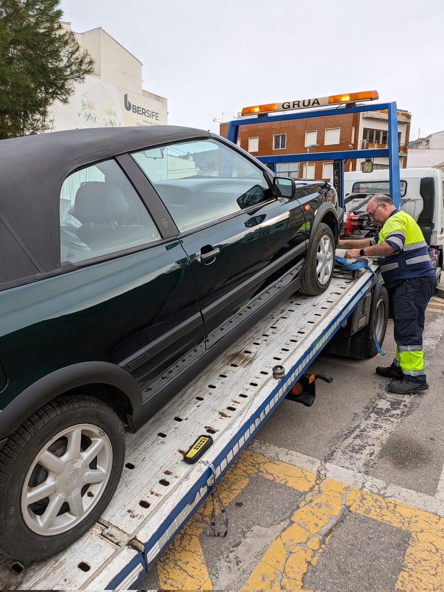 #beveren-leie. Hefbrug.

Wanneer je de hefbrug omhoog doet, bestaat er een steun welke je als veiligheid op strategisch plaats zet, alvorens aan de auto te sleutelen.