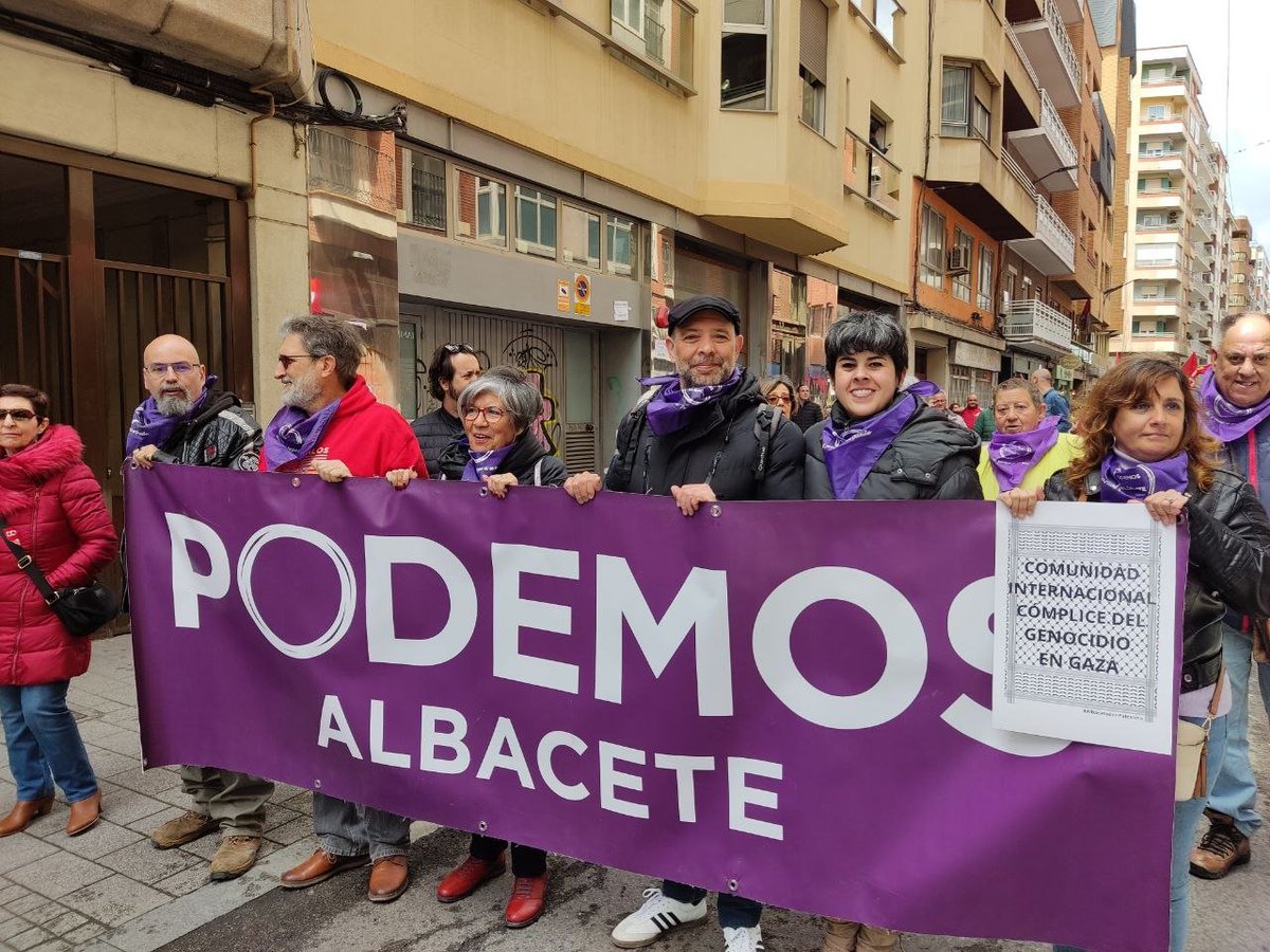 Ayer, 1 de Mayo, Podemos Albacete salió a la calle a defender los derechos de trabajadores y trabajadoras. Aquí estaremos cada año para conquistar nuevos derechos y defender los conseguidos. Podemos Albacete siempre con la clase obrera.