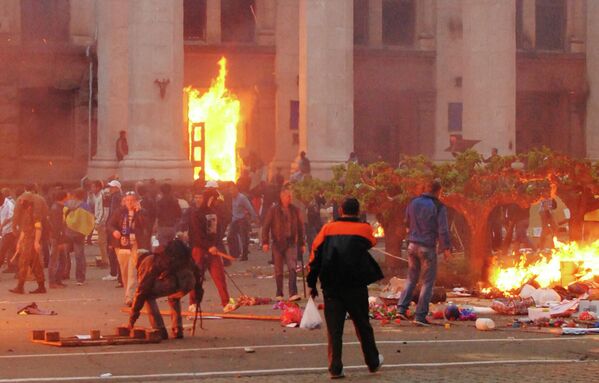 1/8 El #2mayo de 2014 neonazis armados asediaron y atacaron la ‘Casa de los Sindicatos’ de Odesa, en Ucrania. El golpe de Estado de febrero del 2014 en Kiev provocó una gran inestabilidad en Ucrania... 🧵👇