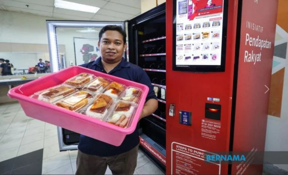 Suami isteri raih RM15,000 sebulan jual makan melalui mesin layan diri IPR

#BHnasional “Kami dapat mesin pada September 2023 dan mula berniaga menggunakannya pada Oktober di kafeteria di UiTM Pulau Pinang di Permatang Pauh. Alhamdulillah, sambutan sangat menggalakkan.”…