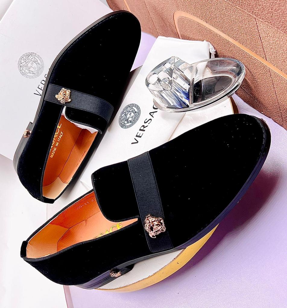 This one gives the vibe 'No Noise' 😜😜😜 Oya, call for yours now on +2348081569309. We deliver wherever you are, wherever you want Size: 40-46 Price: N66000 Ajah Nigerians My President Ronaldo JAMB Landmark Prison Break Lagos Umahi Atiku Lionel Messi