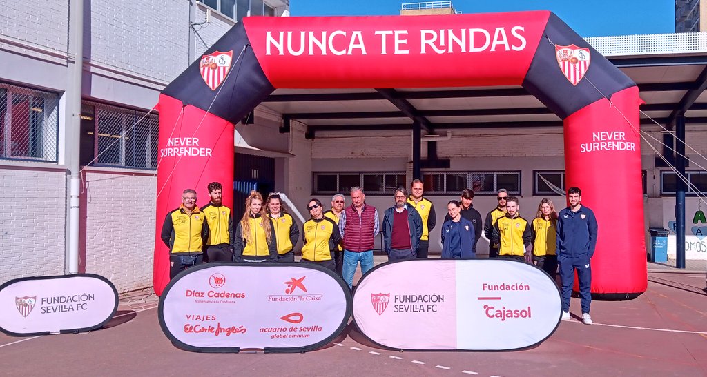 ⚽️📚Hoy el #SácalePartidoAlCole visita el CEIP San Pablo. 🥳

🤝🏻 @AcuarioSevilla, @FundlaCaixa, @Cajasol, @VECI_Esp y #CashDíazCadenas.

#NuncaTeRindas #FundaciónSevillaFC