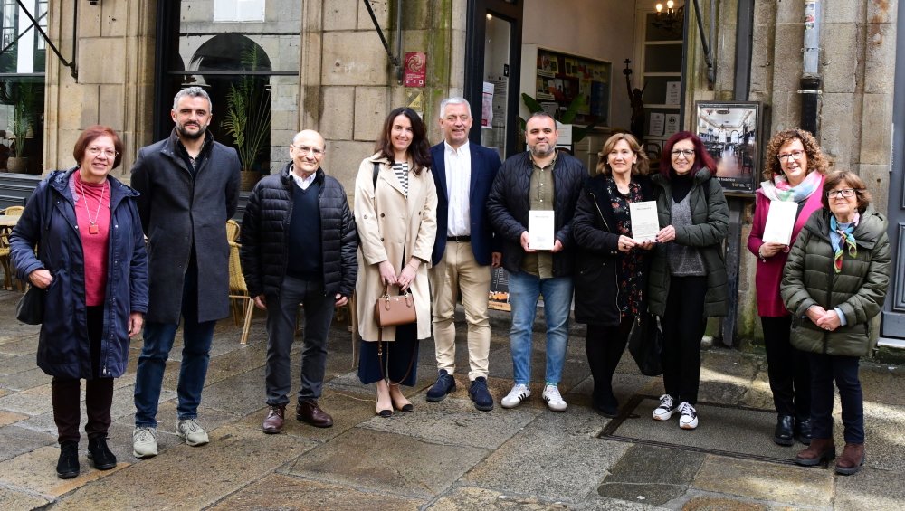 📚 Parabéns a @xoantallon, gañador do Premio Novela Europea Casino de Santiago! 👏👏👏 📖 O público, que gozou tamén das lecturas das obras finalistas de @bertadavila, Anne Berest, Nicola Lagioia e Chris Whitaker marcou este ano un récord de participación.