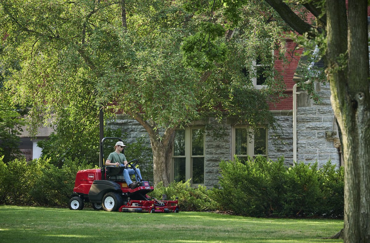 Introducing the future of mowing, the NEW @TheToroCompany Groundsmaster e3200! 🌱 ⚡ Powered by up to 17 HyperCell #ElectricBatteries, this powerhouse delivers a top-quality cut with ZERO emissions. Book your demo now! eu1.hubs.ly/H08VcYS0 #Toro