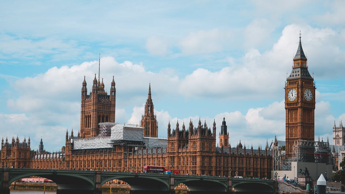 As the polls open for local elections across England today, @JackTShaw & @PatrickDiamond1 ask should local authorities reorganise? Their latest blog reviews the evidence. bennettinstitute.cam.ac.uk/blog/should-lo…