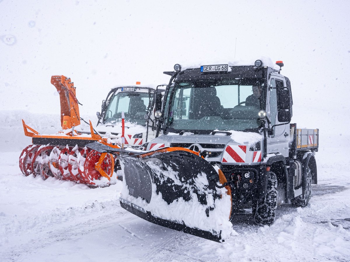 With our Mercedes-Benz Unimog against the deep snow: A team from Mercedes-Benz #SpecialTrucks spent 2 weeks on a winter test with four #Unimog along the #Grossglockner High Alpine Road. ⛄❄

Learn more: dth.ag/Ggh

#DaimlerTruck #ForAllWhoKeepTheWorldMoving