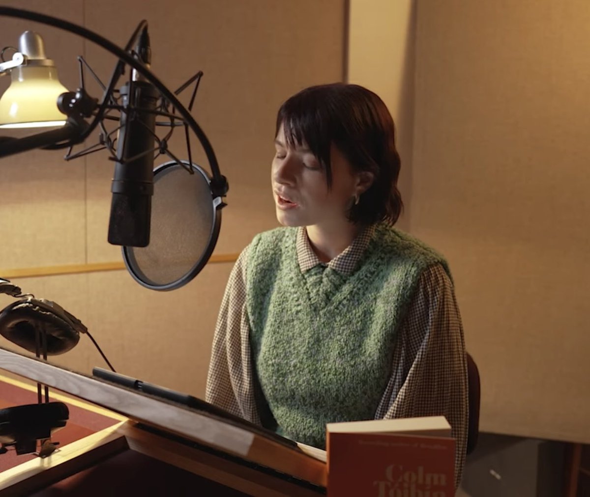 A behind-the-scenes reading from Jessie Buckley, actor and audiobook narrator of Long Island, the follow-up to Colm Tóibín's bestselling Brooklyn. @picadorbooks will publish Long Island on 23 May via @YouTube youtu.be/cDpqLAvJkys?fe…