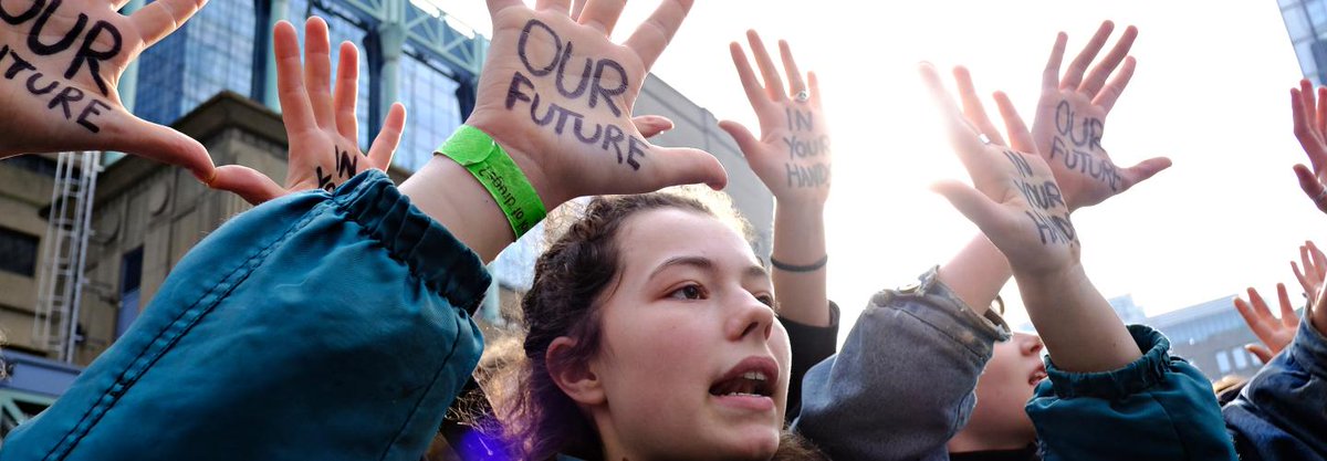 #Climat: les jeunes manifestants peuvent-ils encore peser sur les négociations pendant les COP? @Laura_Bullon @GVAGrad_AHDC , dans un article pour @FR_Conversation, observe que la jeunesse est une monnaie d’échange dans la politique climatique mondiale. 👉ow.ly/AnuX50RqH3f