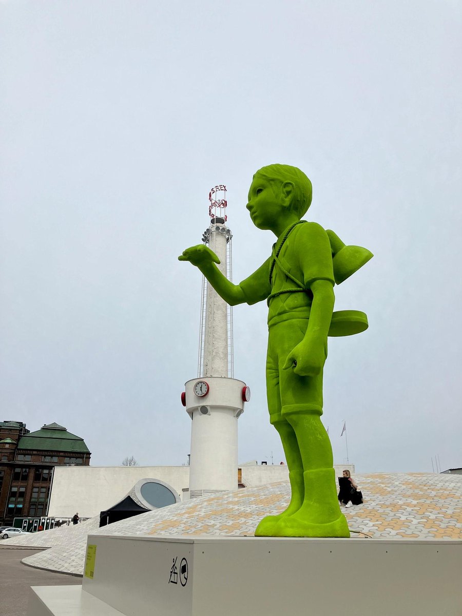 Adding to the spirit of spring, enormous green statues (Moss Giants) by Finnish artist Kim Simonsson have sprouted up outside Amos Rex, a museum in Helsinki. 🌱