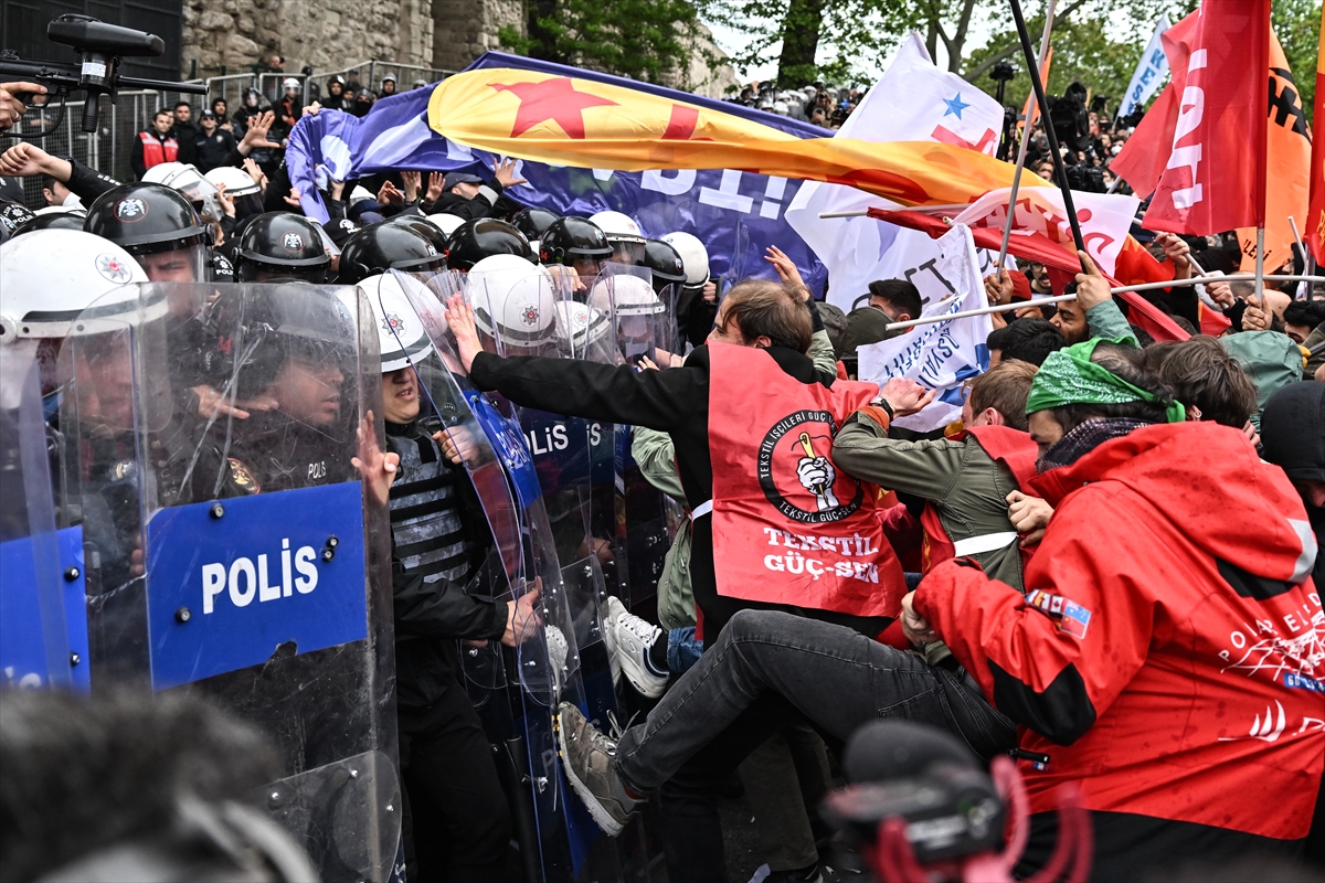 🚨 İstanbul'da 1 Mayıs olaylarında gözaltına alınan 210 kişiden 182'si serbest bırakıldı. 35 kişi adliyeye sev edildi.