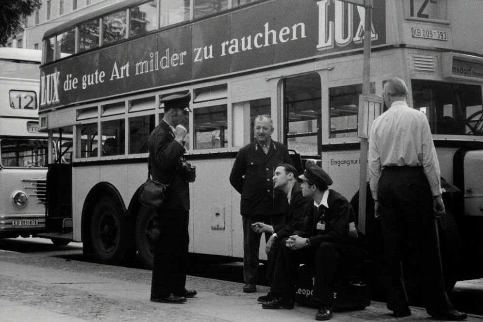 Pause am Leopoldplatz für das BVG-Personal im #Wedding I Foto von Klaus Schulze, 1955, Landesarchiv Berlin. #Berlin #Geschichte #BVG