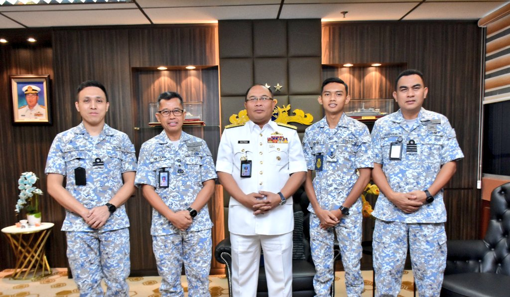 Congratulations, sailor!
Tahniah kepada Laskar Kelas I PNK Adwa Naimnaiman bin Anuar atas kenaikan pangkat.
Pemakaian pangkat telah disempurnakan AKS Materiel, Laksda Hj Satria Sarawak bin Hj Jais.
#NavyUpdate
#NavyPeople