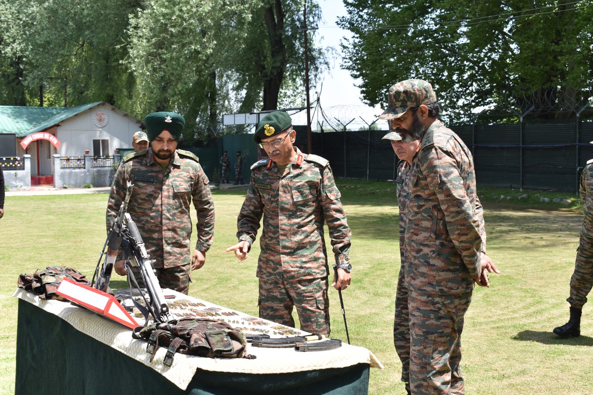 #LtGenMVSuchindraKumar, #ArmyCdrNC , #15Corps Cdr & GOC CIF (K) visited hinterland formations in Mazbug #Sopore to review operational preparedness & prevailing security situation.

The Army Commander complimented all ranks for their strict vigil & successful conduct of Op…