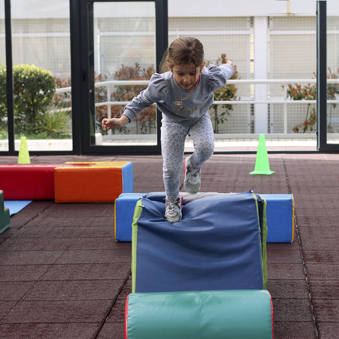 La #actividadfísica en edades tempranas es fundamental para un desarrollo infantil adecuado. En #psicomotricidad no solo se trabaja la motricidad gruesa y fina, los niños también adquieren habilidades socioemocionales y de comunicación, además de trabajar la imaginación.