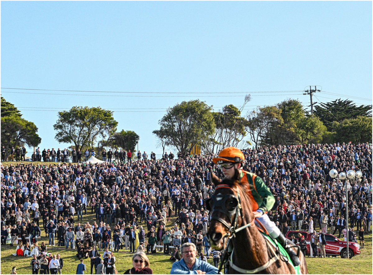 Frenchman Luca Remondet gets his first look at the famous Warrnambool Hill 🏆🐎