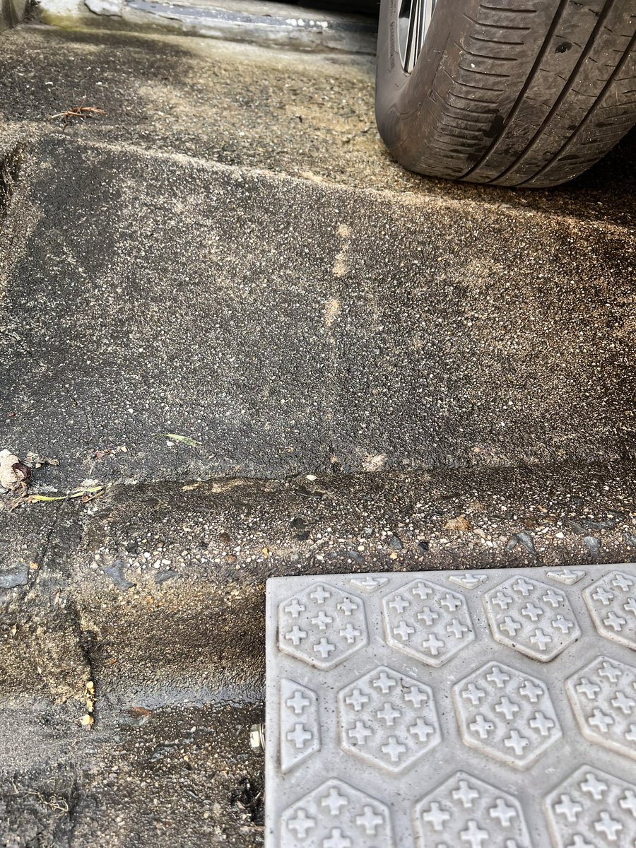 仕事で、お客様の駐車場に入れた時

ガリ‼️

嫌な音が

作業終わって見て見ると😑

やってしまいました🥲

直すよりもフロントプロテクター付けます🫡