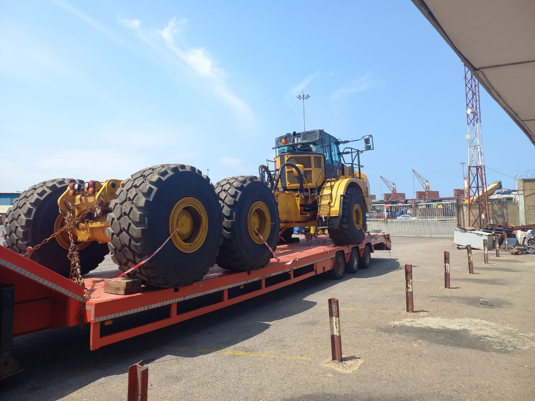 Our #throwbackthursday captures a heavy-duty CAT 745 Tractor and Chassis frames our Logistics and Transport team safely delivered to the site of a client in Ahafo 🇬🇭 almost two (2) years ago.

We are #Conship
#28thAnniversary #iloveconship💙
#Godisthereason #goingaboveandbeyond