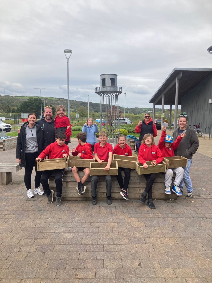 Da iawn i’r disgyblion a’u rhieni am adeiladu bocsys llysiau o bren fel rhan o brosiect yr ardd. Gwaith ffantastig! Well done to all pupils and parents for building wooden veg boxes as part of our gardening project. Great work! 👏🏼👏🏼👏🏼 @TNLComFundWales #pyt #ardalallanol #lles