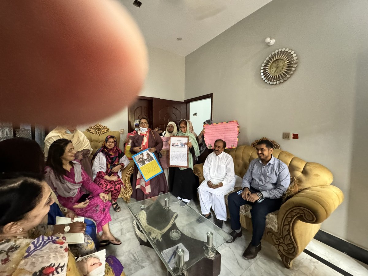 Today @veronjikho1 Regional Gender Advisor interacted with Lady Health Workers & female community members in Karachi. They highlighted key issues around values of girls in the society & how engaging girls can bring the shift in addressing inequalities in #learning #nutrition