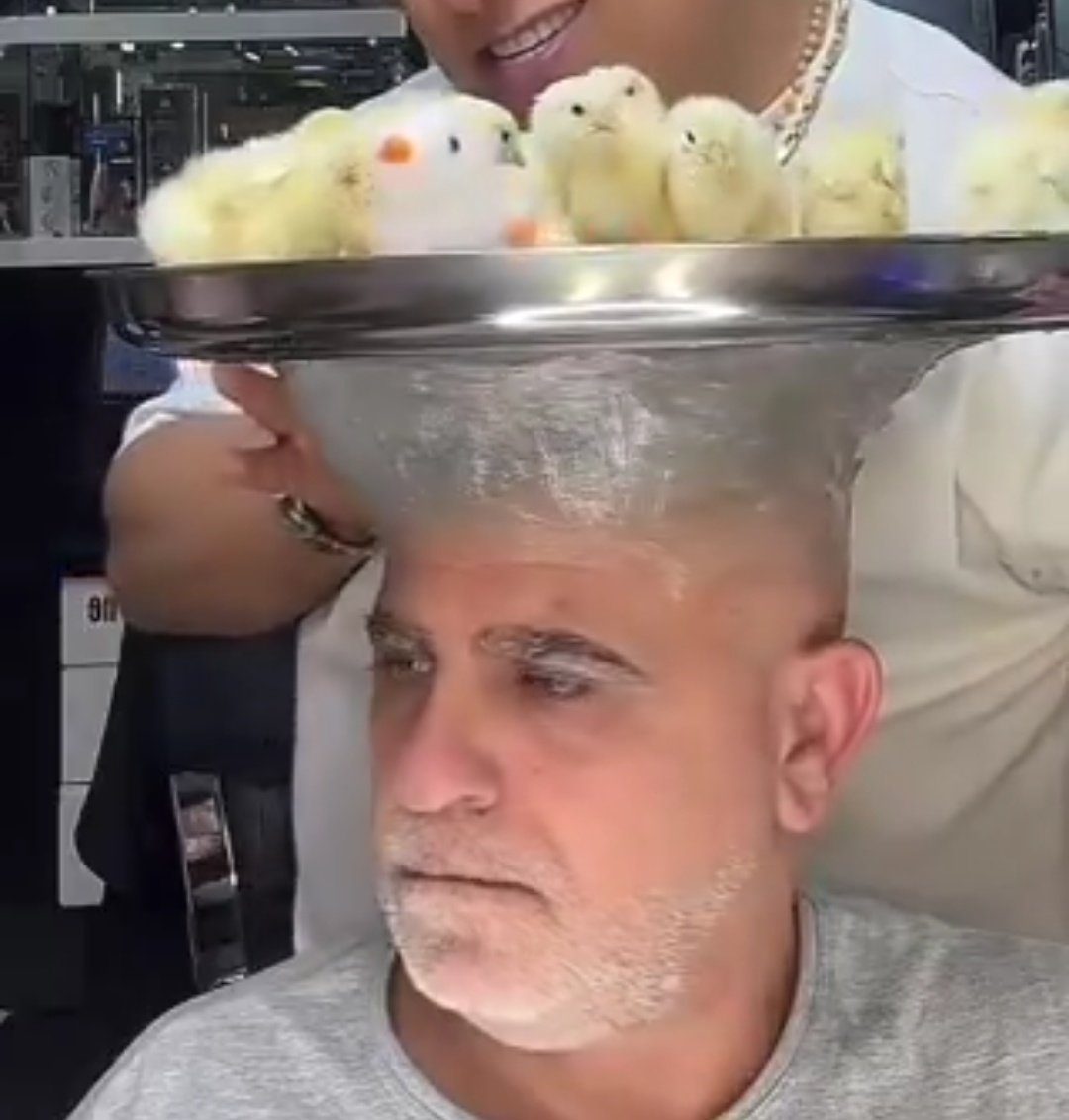 "حبيبي...بتشرب شي؟"
نعم ...لقد شرب المجتمع اللبناني وساخة من نصّبهم هو نفسه "مشاهير" لمجرد ان لديهم متابعين على أحد تطبيقات التواصل الاجتماعي...فيما هم لا يقدمون أي محتوى سوى التفاهة.... و الأنكى أنهم صدقوا أنفسهم وباتوا يظنون انهم "النخبة" من خلال تصنيفهم الناس واستغلال اولاد
