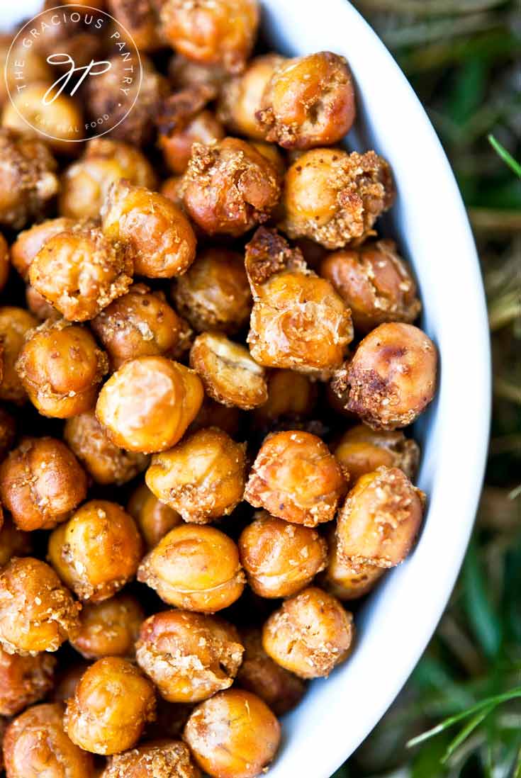 Roasted Chickpeas Recipe @graciouspantry thegraciouspantry.com/clean-eating-r… #Snacks #NoAddedGluten #Appetizers #Vegan #Vegetarian #BeansandLegumes #Snacks #IngredientsRecipes #NoAddedDairy