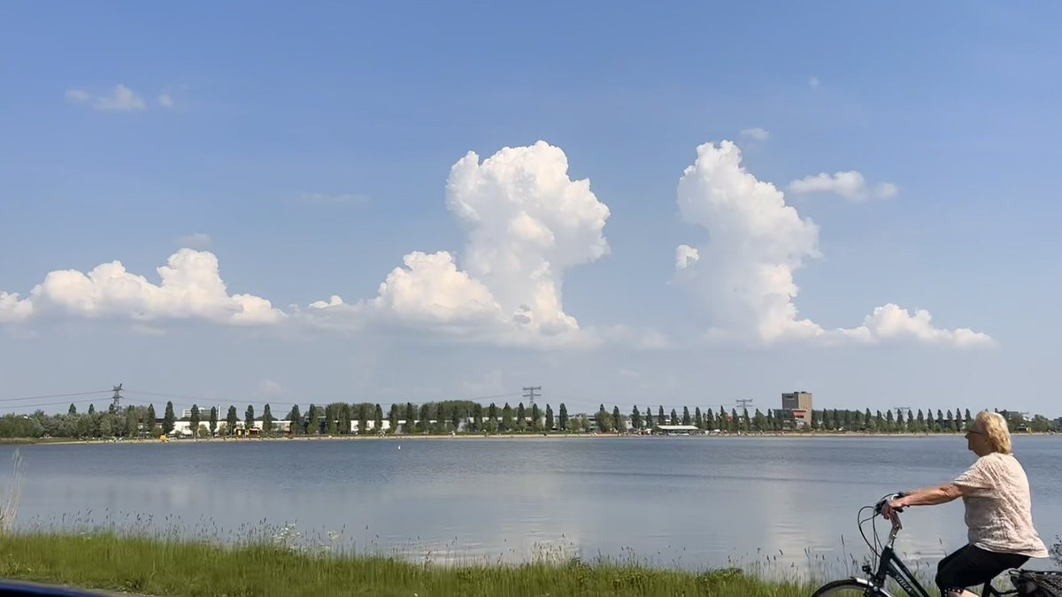 De onstabiliteit in de lucht neemt toe. Vriendelijke, kleine stapelwolken groeien snel verticaal uit naar cumulus congestus (‘towering cumulus’)… Als ploppende popcorn zullen ‘vanuit het niets’ buien kunnen ontstaan! Blijf alert voor buitenactiviteiten!