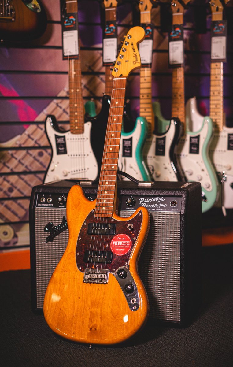 TELL US YOUR THOUGHTS ON: SHORTER SCALE GUITARS 🎸 The Fender Mustang has gained a cult following over the years. Whether it's 24' inch scale that people love, or if its simply just how stunning it looks... We can definitely say the Mustang certainly deserves its reputation! 😍