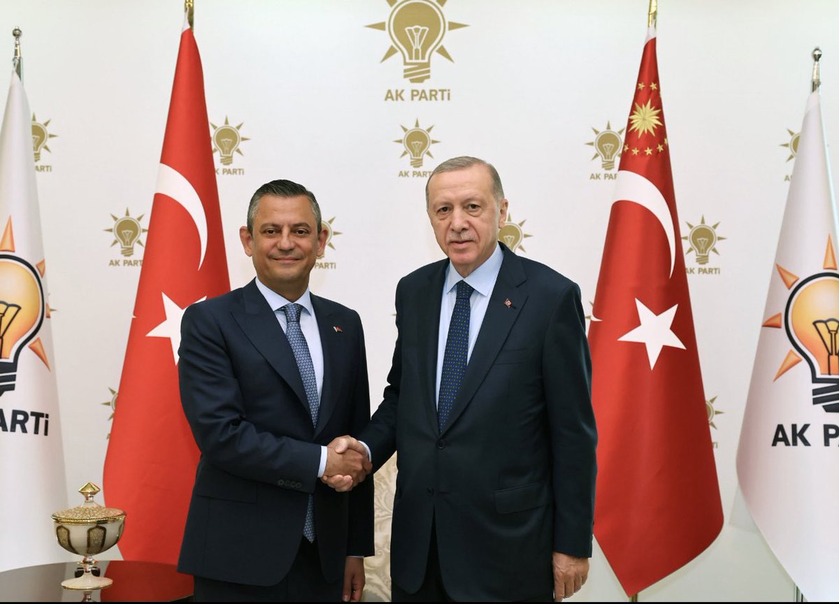 Günün fotoğrafı. Yorumlarınız nedir ? Cumhurbaşkanı Recep Tayyip Erdoğan ile CHP Genel Başkanı Özgür Özel AK Parti Genel Merkezinde bir araya geldi.