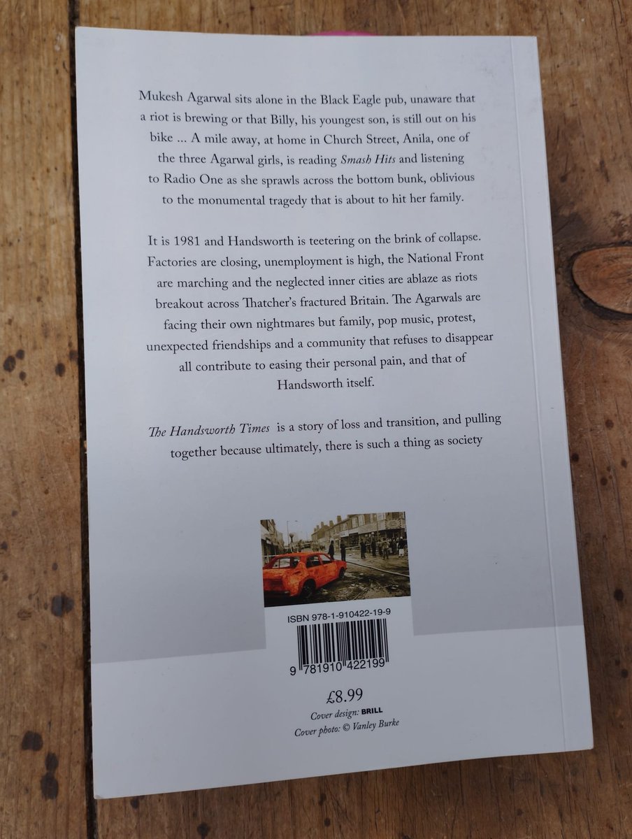 #Llegit Una joia. Els aldarulls a Birmingham del 81; una societat enfonsada pel Thatcherisme; les tensions entre comunitats; el racisme del dia a dia i dels grups ultra; el pes dels rols tradicionals; problemes que pateixen els joves; ... i l'esperança. Loved it @MsSDuggal !