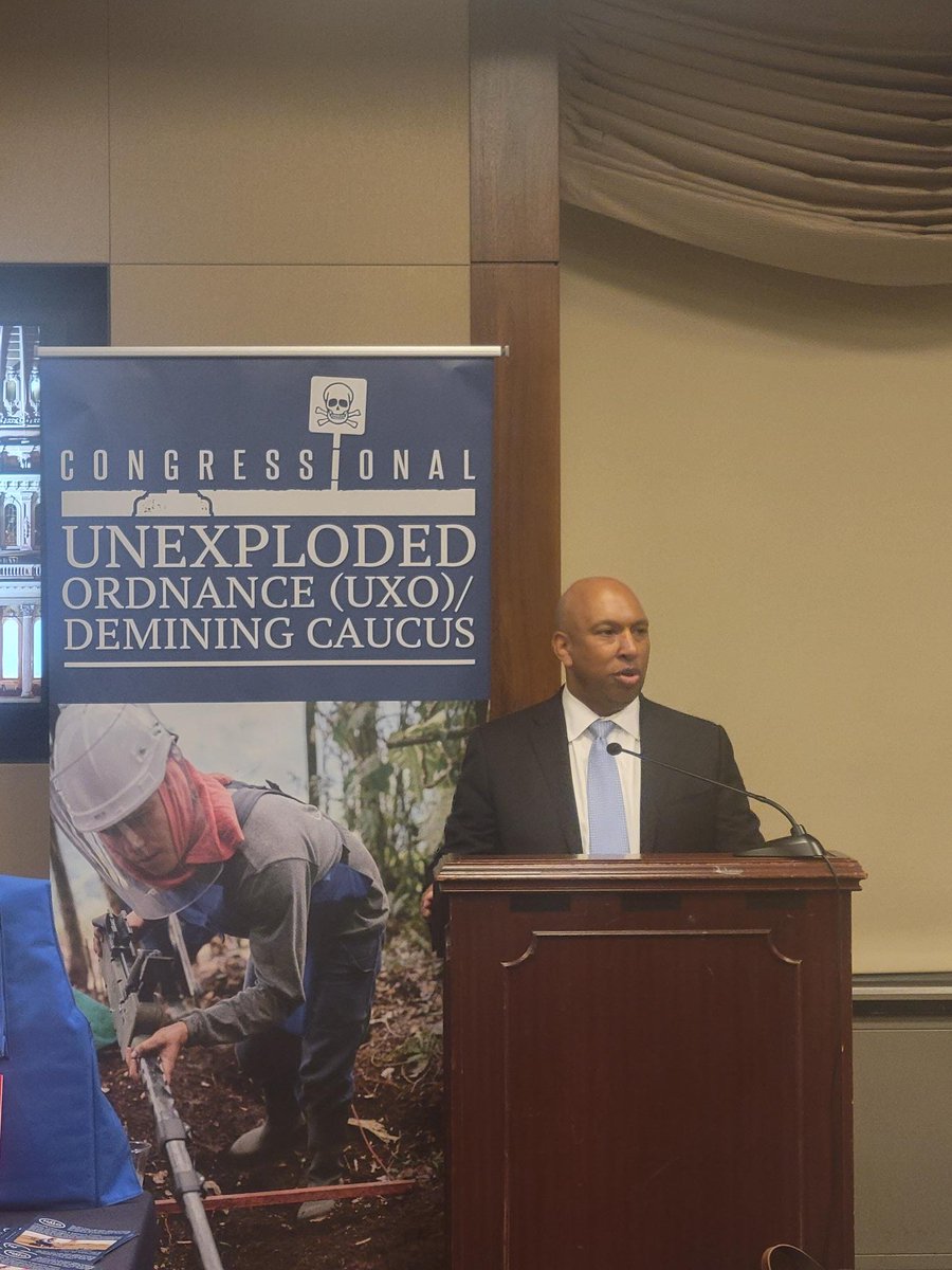 Between meetings on Capitol Hill, #JMUResearch enjoyed attending an event celebrating #InternationalMineAwarenessDay with representatives from #JMU's @cisrjmu, along with NGOs, agency staff, and members of Congress and their teams. 1/2