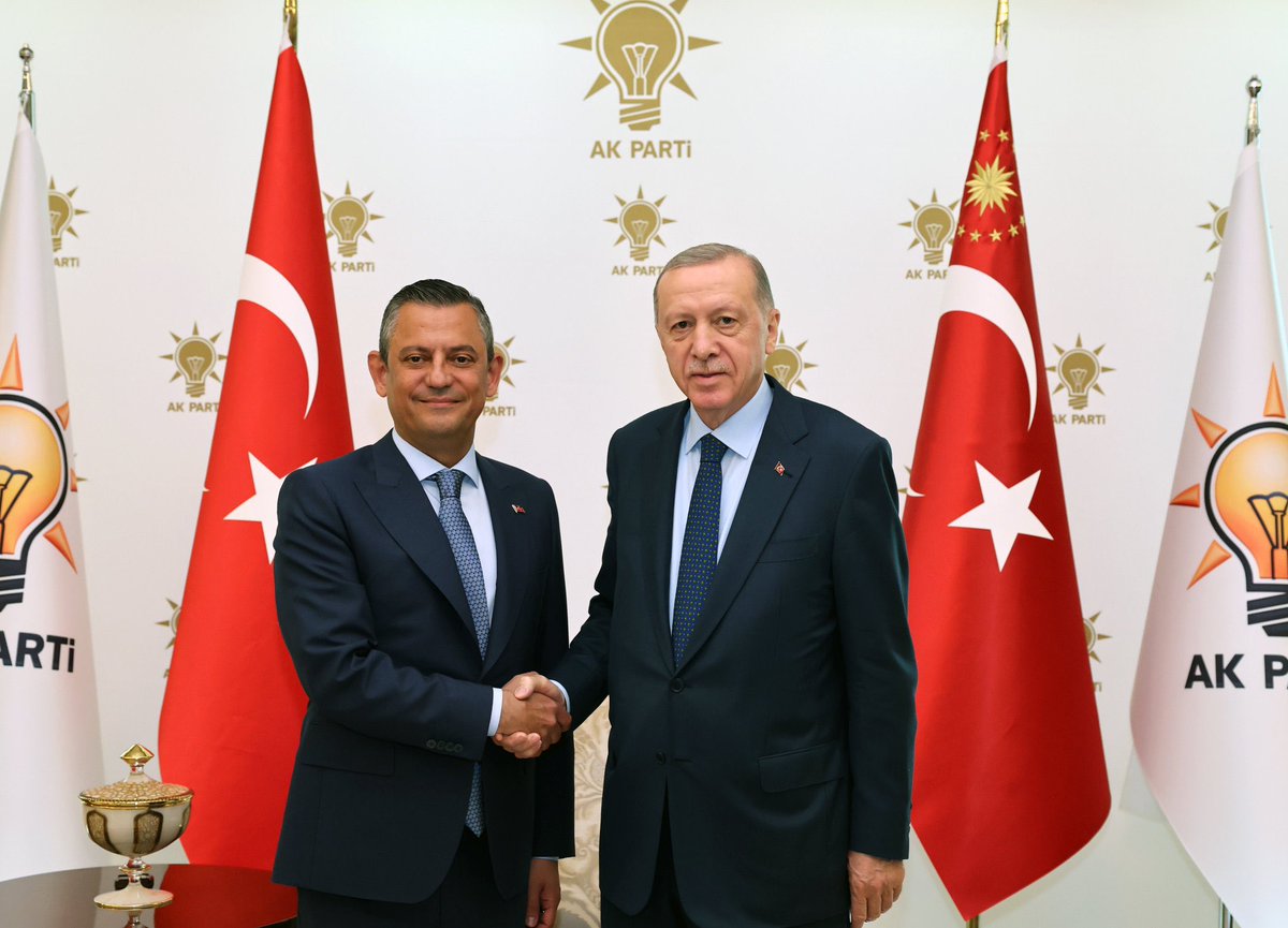Özgür özel ile Tayyip Erdoğan'ın kravatları elbiseleri gömlekleri aynı pişti olmuşlar
