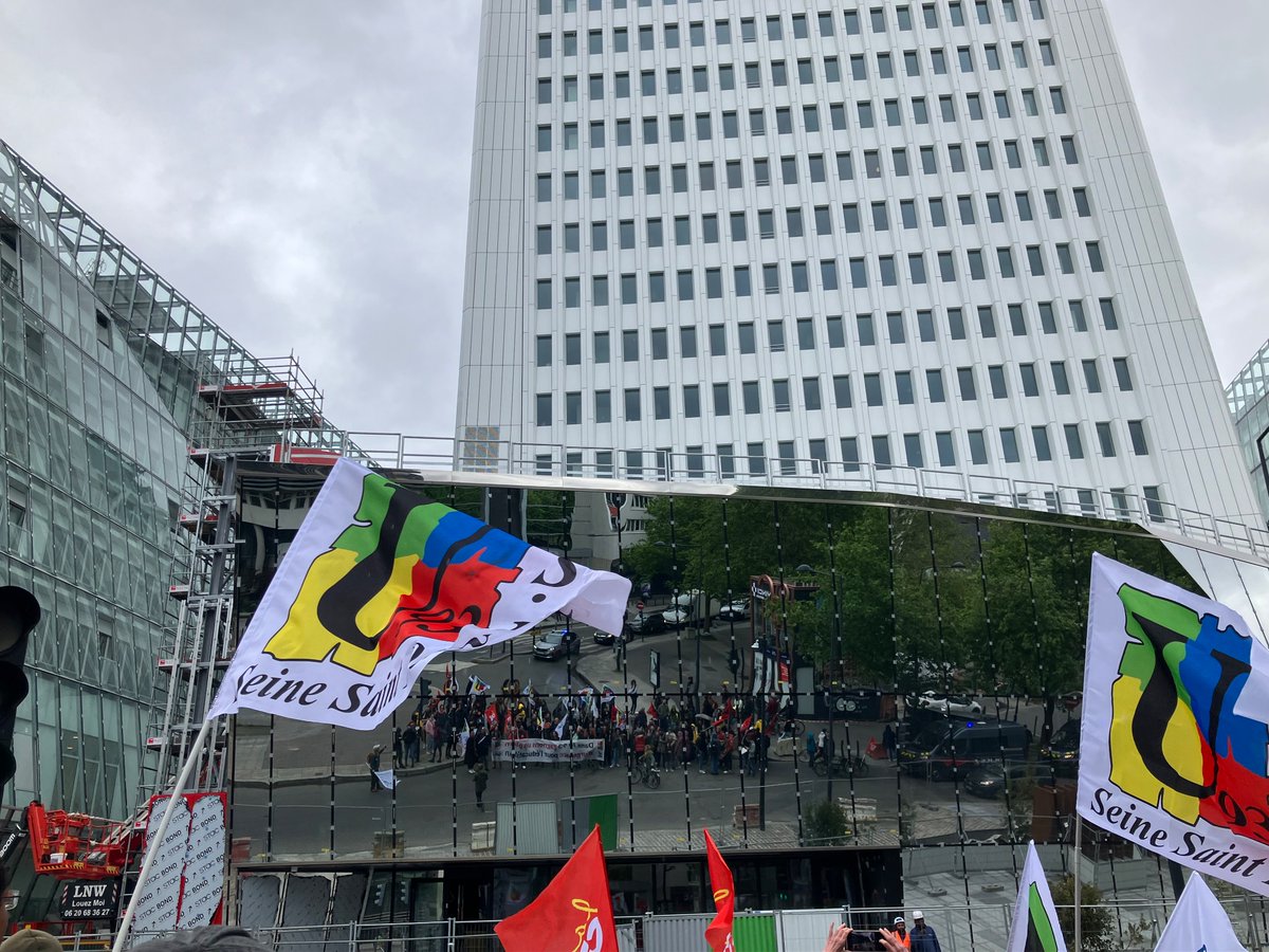 🔴 Devant la tour Pleyel, on ne lâche rien pour un plan d’urgence pour l’école publique en Seine-Saint-Denis, contre le « choc des savoirs » ! ✊🪧🔥 @SNUipp_FSU93 @93Fsu @SnesFsuCreteil @SNESFSU