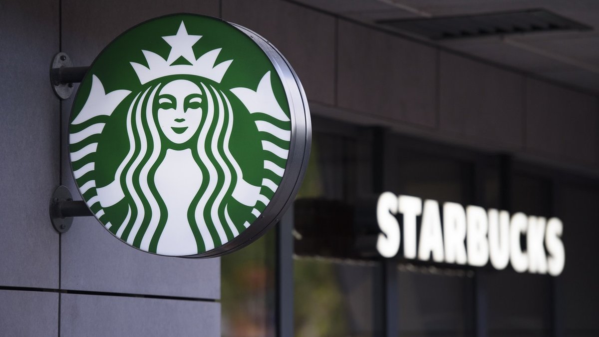 Aylardır boykot edilen Starbucks'ın hisseleri düşük gelir sebebiyle bugün %15,8 düştü.