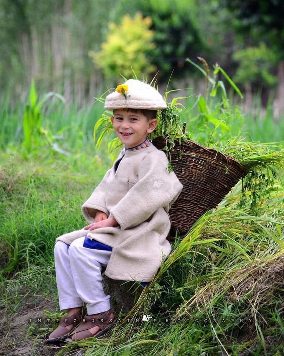Like Gilgit-Baltistan, its culture is also very beautiful. In the picture below is a little boy with cultural dress and cultural basket of Gilgit-Baltistan. #GilgitBaltistan #Pakistan #Natute #GB #CultureofGB #สุขุมวิท #beabaldi #สีลม #ถนนข้าวสาร #sergetti #North