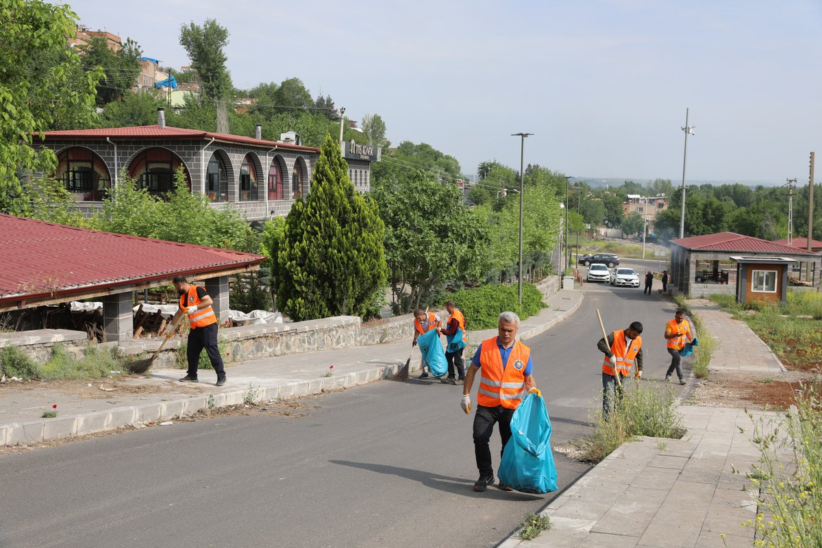 Sur ilçesindeki tarihi mekânlarda temizlik çalışması gerçekleştirdik.

👉 Ayrıntılar için : diyarbakir.bel.tr/haberler/9622-…

🔽Kurmancî:
Me xebatên paqijiyê li cihên dîrokî yên navçeya Sûrê meşand.

👉 Ji bo hûragahiyan: diyarbakir.bel.tr/ku/nuce/9623-a…

🔽Kirmanckî (Zazakî):
Qezaya Sûrî de…