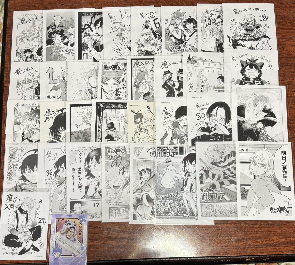 shirokuroneko66's tweet photo. 【交換/譲渡】魔入りました！入間くん　

譲
画像1〜5

求
固定、異種大人組、番長軍、教師陣、6枚目など
or定価＋送料

4枚目
上2段↔︎同種バラム&amp;カルエゴ
中段4段↔︎固定同種赤線より上
下2段→同種交換譲渡優劣なし

→ https://t.co/DFMjoONZVW