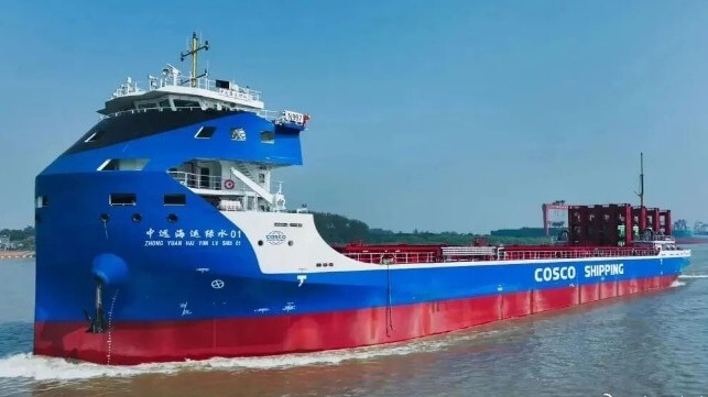 China has launched the world's largest electric ship for Yangtze shipping from Wuhan to Shanghai. It has a capacity of 700 TEUs and is powered by swappable batteries in standard shipping containers. Continuing China's march to electrify the world's busiest freight waterway...